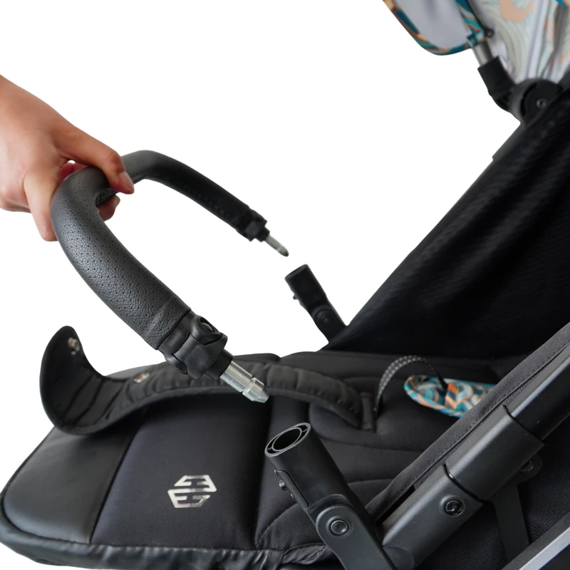 Durable Aluminium Alloy Baby Stroller with Soft Cotton Seat Breathable Design for Outdoor Travel