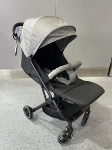 Lightweight and foldable baby stroller