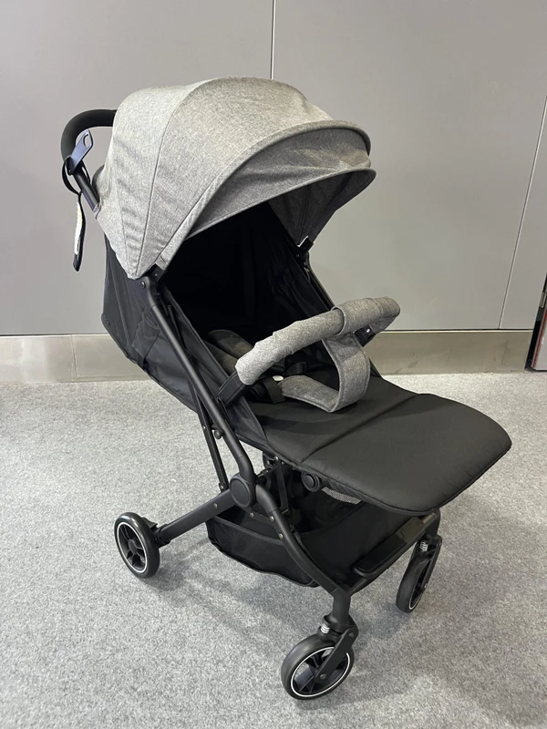 Lightweight and foldable baby stroller